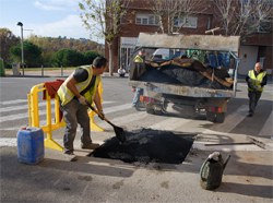 L’Ajuntament repara avui tres enfonsaments de paviment