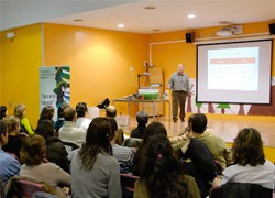 Una quarentena de persones segueixen la xerrada sobre l'educació matemàtica a les famílies