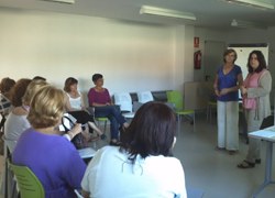 Un taller posa sobre la taula els canvis i cicles del cos de les dones