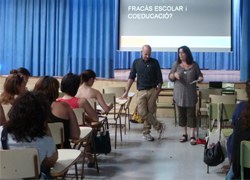 Una xerrada mostra la relació entre l’èxit escolar i la coeducació