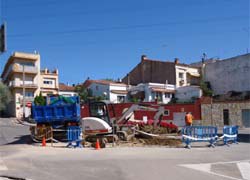Una avaria causa una fuita d'aigua potable a la rotonda del carrer Llaurador amb l'avinguda Antoni Gaudí