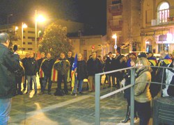 Una setantena de persones manifesten el seu suport a la Declaració de Sobirania aprovada al Parlament