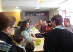 Més d'una vintena de persones participen en el taller de fer sabó amb oli usat