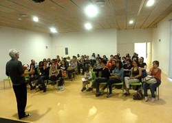 Una setantena de persones participen en la xerrada de Miguel Gallardo sobre l'autisme