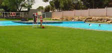 Les piscines exteriors municipals romanen ja obertes al públic