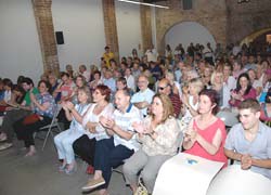 L’Escola Municipal d’Adults l’Olivera celebra el seu trenta aniversari en el marc d’un acte multitudinari