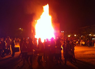 Sant Quirze viu la nit de Sant Joan enmig d’una gran foguera