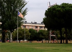 L’Ajuntament de Sant Quirze del Vallès penja la bandera estelada a l’entrada del poble per la Festa Major i la Diada