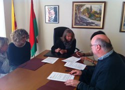 L’Ajuntament signa un conveni amb les acadèmies d’anglès del municipi