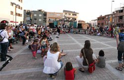 La Companyia Sapastre implica al públic en el primer acte de Festa Major