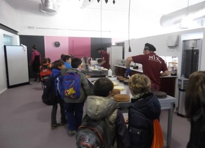 Alumnes de l'escola Lola Anglada visiten l'obrador de la pastisseria Mix