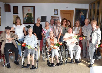 L'alcaldessa i la regidora de la Gent Gran visiten alguns homenatjats a les residències i domicilis