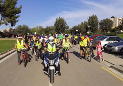 Més d'un centenar de ciclistes participen en la pedalada per la mobilitat sostenible i segura