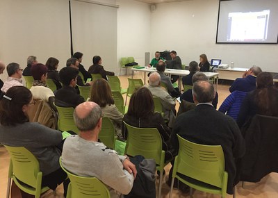 Els veïns de le Fonts s'interessen per la campanya de la ILP Habitatge