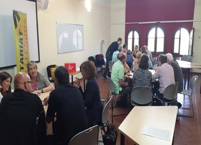 L'alumnat dels cursos de català i els participants de Voluntaris per la Llengua celebren el final de curs