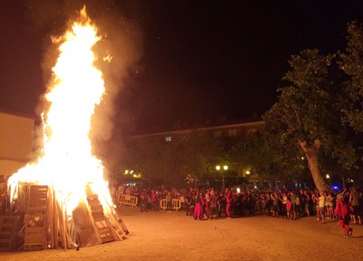 Centenars de persones gaudeixen de la tradicional Foguera de Sant Joan