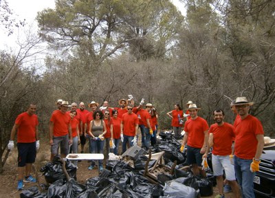 L'empresa local Avery Dennison neteja el camí dels monjos en una jornada de sostenibilitat