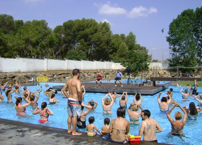Més de 500 persones es mullen per l’esclerosi múltiple