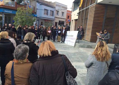 Lectura del manifest del Dia internacional per a l'eliminació de la violència contra les dones