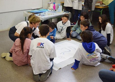Artistes i alumnat del poble s'uneixen per realitzar una exposició dels seus treballs a la Casa Vila-Puig