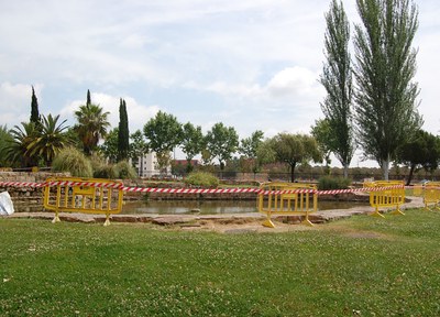 Comencen les tasques de neteja del llac del Parc de les Morisques 