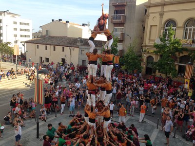 Els Sagals d’Osona, els Capgirats de Castellar i els Castellers de Cerdanyola omplen d’emoció i tradició la plaça de la Vila
