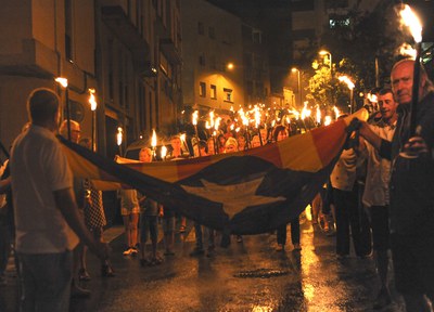 Més de 300 persones participen a la Marxa de Torxes amb motiu de la Diada