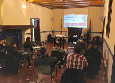 Una vintena de joves assisteixen a una sessió informativa per trobar feina