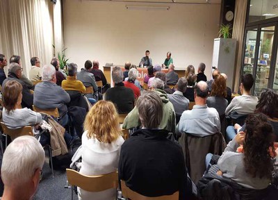La Biblioteca s'omple per a la presentació del llibre "La cara B. Una altra mirada al procés"