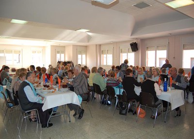 La tradicional calçotada del Casal d'Avis omple la sala d'actes
