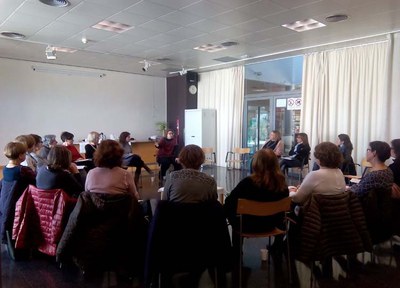 La periodista i escriptora Ada Castells ha presentat avui la seva darrera obra a la Biblioteca