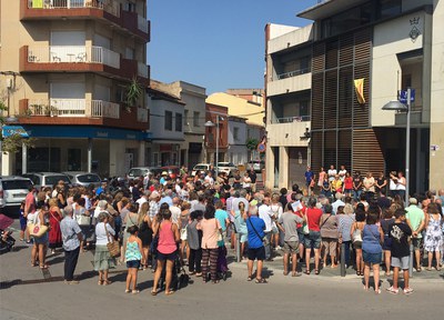 Sant Quirze expressa de manera multitudinària el seu suport a les víctimes dels atemptats