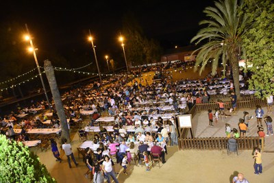 Les noies de l'Handbol fan vibrar la plaça de la Vila amb el seu pregó