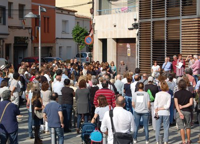 La plaça de la Vila s’omple de ciutadania que dóna suport a Jordi Sànchez i Jordi Cuixart