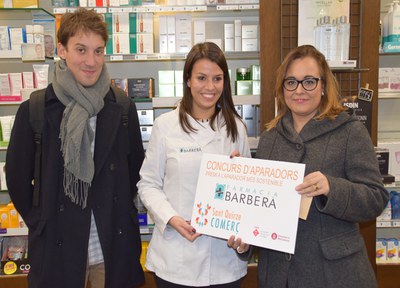 Sant Quirze Comerç lliura el premi del concurs d'aparadors a la Farmàcia Barberà