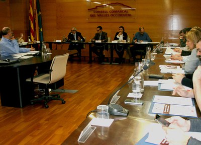 El Consell d’Alcaldes i Alcaldesses tracta l’emergència social com l’energia, l’aigua, l’habitatge i l’educació