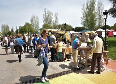 El Mercat Vintage recapta 500 euros per a la maternitat de Thiobon