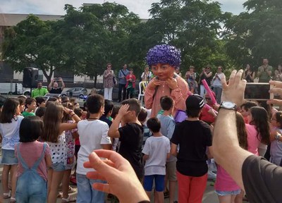 L'escola Taula Rodona dóna la benvinguda al seu nou gegantó, el Quirzet
