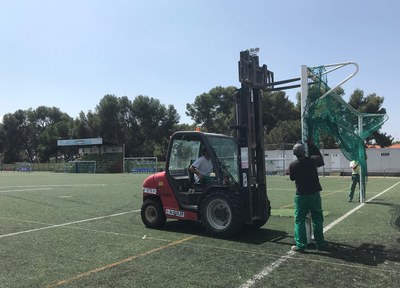 Comencen els treballs de substitució de la nova gespa del camp de futbol