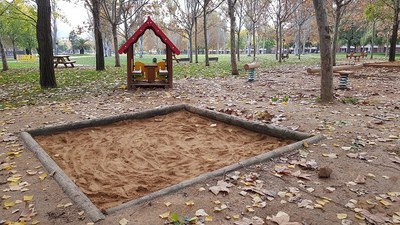 Millores a les zones de joc infantil i en diferents punts de la via pública