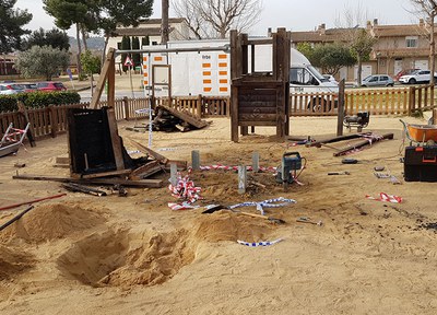 Un acte vandàlic destrossa l’espai de joc de la plaça de l’Amistat