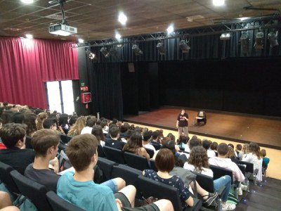 Una obra de teatre fa reflexionar els estudiants sobre la violència masclista