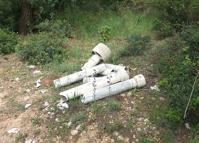 L'Ajuntament recull restes de fibrociment d'amiant en diferents abocaments