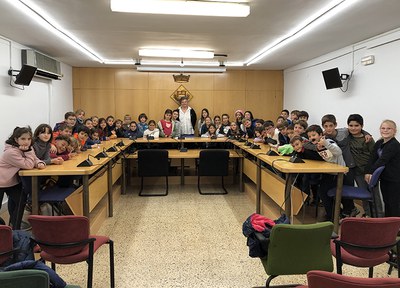 Alumnes de l’escola Taula Rodona visiten la sala de Plens