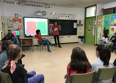 El taller “Un forat al moneder” informa els infants sobre la importància del consum responsable