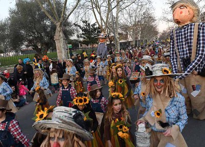Prop d'un miler de persones participa a la rua de Carnestoltes 2020
