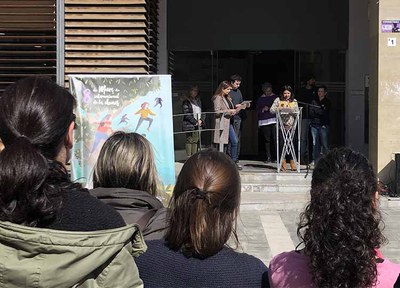 Concentració a la plaça de la Vila per a la lectura del manifest del Dia Internacional de les Dones