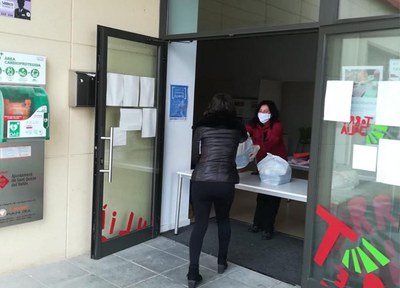 L’Ajuntament distribueix més menús per a les famílies beneficiàries de beques menjador