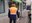 Voluntaris de Protecció Civil distribueixen guants entre els comerciants
