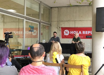 Joan BonaNit explica la història del seu activisme polítc a la Biblioteca